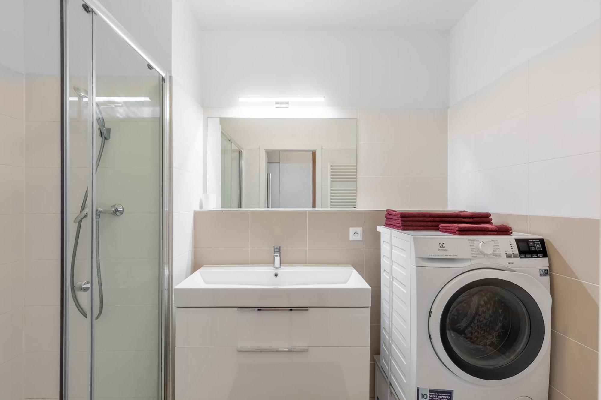 Leo Apartment - Ac & Free Parking Братислава Экстерьер фото