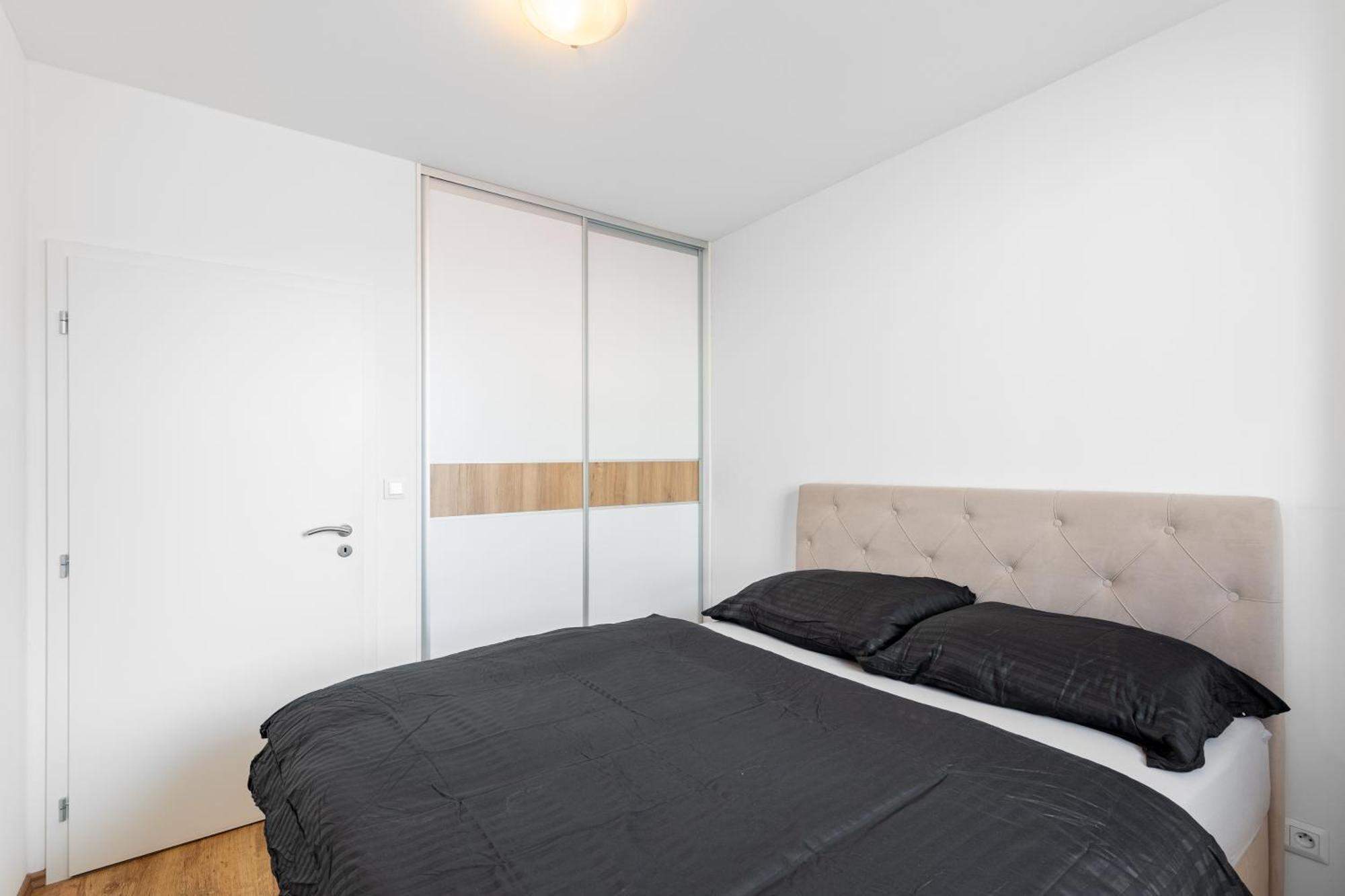 Leo Apartment - Ac & Free Parking Братислава Экстерьер фото