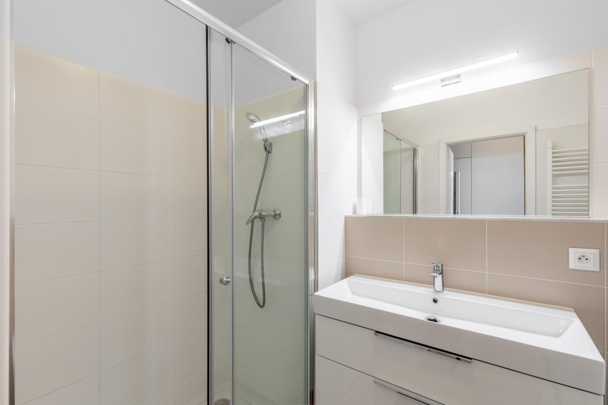 Leo Apartment - Ac & Free Parking Братислава Экстерьер фото