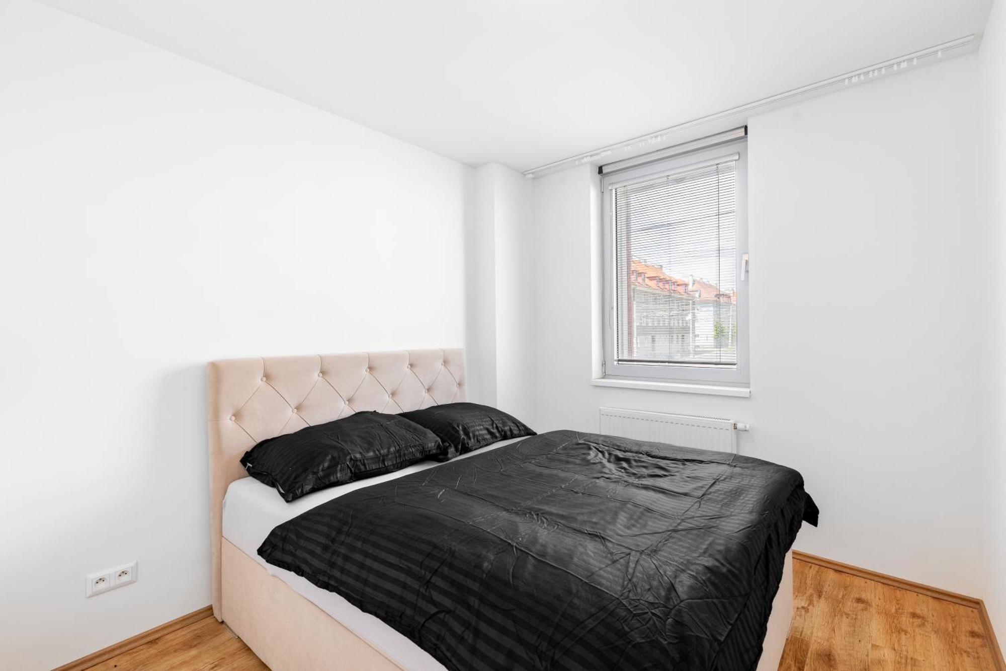 Leo Apartment - Ac & Free Parking Братислава Экстерьер фото